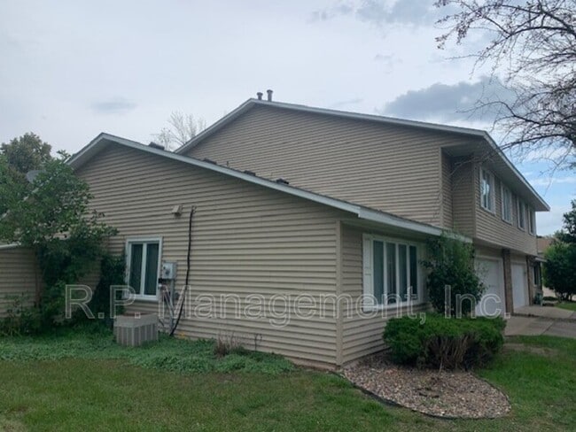 4631 1/2 Penkwe Way in Eagan, MN - Building Photo - Building Photo