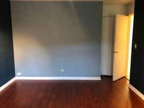 6878 W Touhy Ave, Unit D in Niles, IL - Building Photo - Building Photo