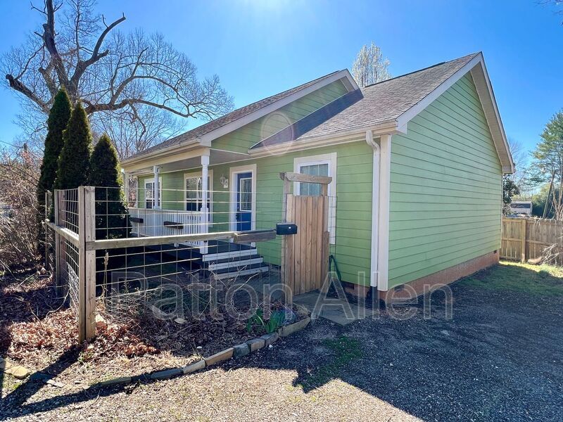 287 S French Broad Ave in Asheville, NC - Building Photo