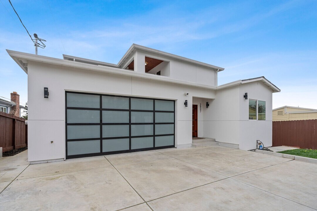 3807 Madrone Ave in Oakland, CA - Building Photo