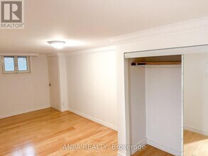 74 Castle Hill Dr in Toronto, ON - Building Photo - Building Photo