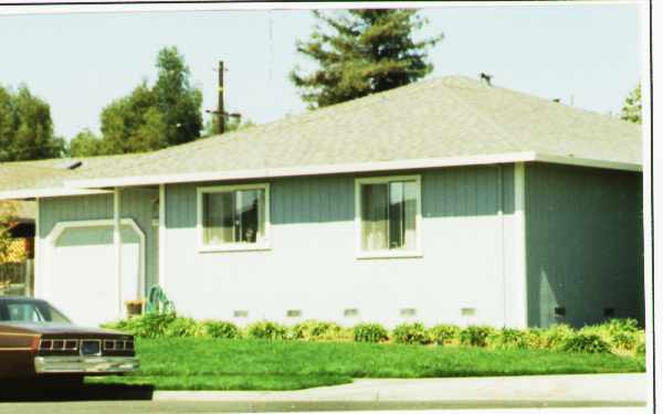 2135 Peterson Ln in Santa Rosa, CA - Foto de edificio - Building Photo