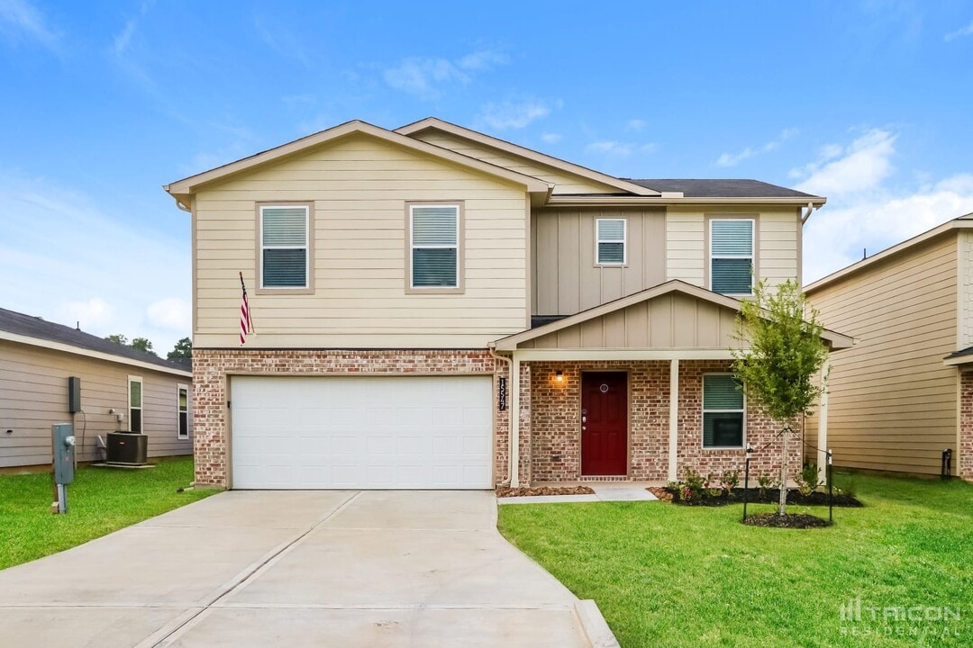 15547 Taylorcrest Dr in Cut And Shoot, TX - Building Photo