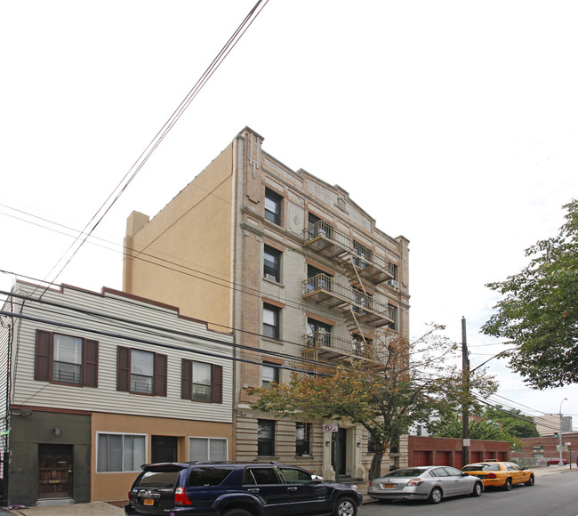 37-33 28th St in Long Island City, NY - Foto de edificio - Building Photo