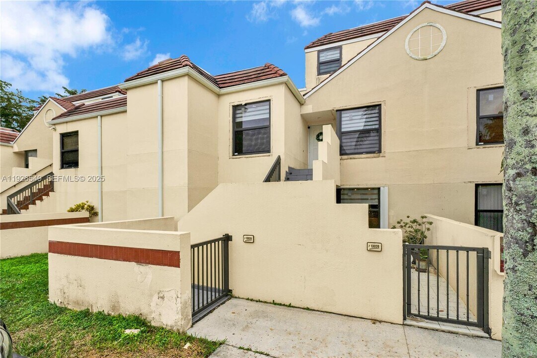 13028 SW 88th Ln in Miami, FL - Foto de edificio