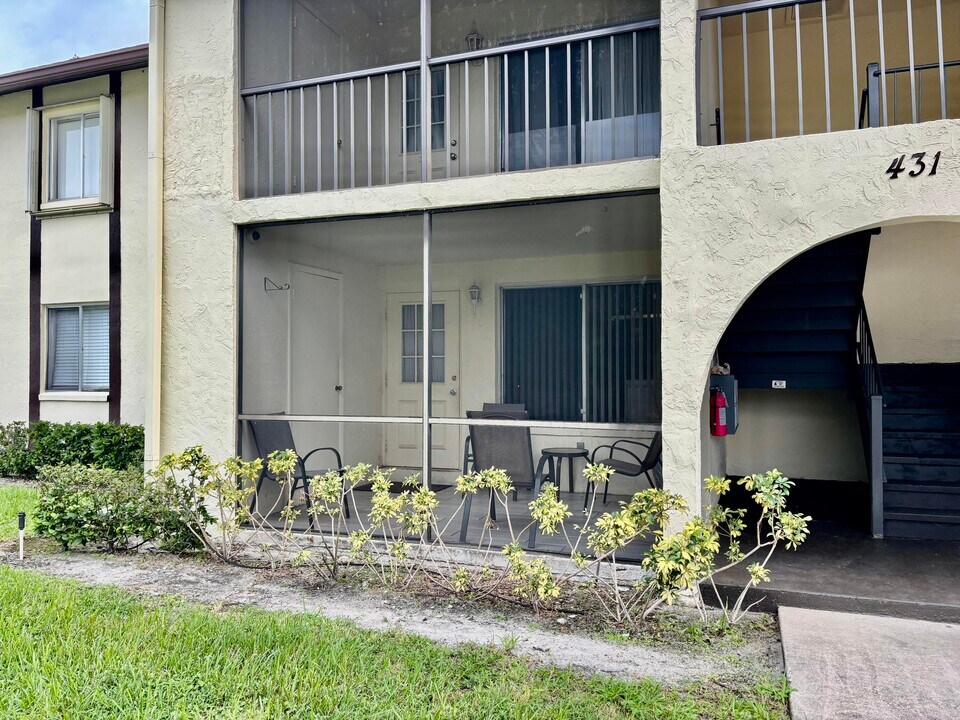 3530 Pine Needle Dr in Greenacres, FL - Building Photo
