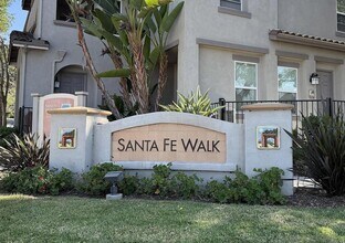 426 Avenida de la Luna in Vista, CA - Foto de edificio - Building Photo