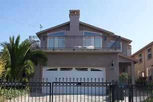 10528 Stella St in Oakland, CA - Building Photo