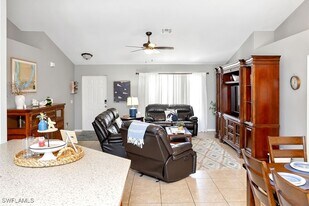 1006 SW 11th Pl in Cape Coral, FL - Building Photo