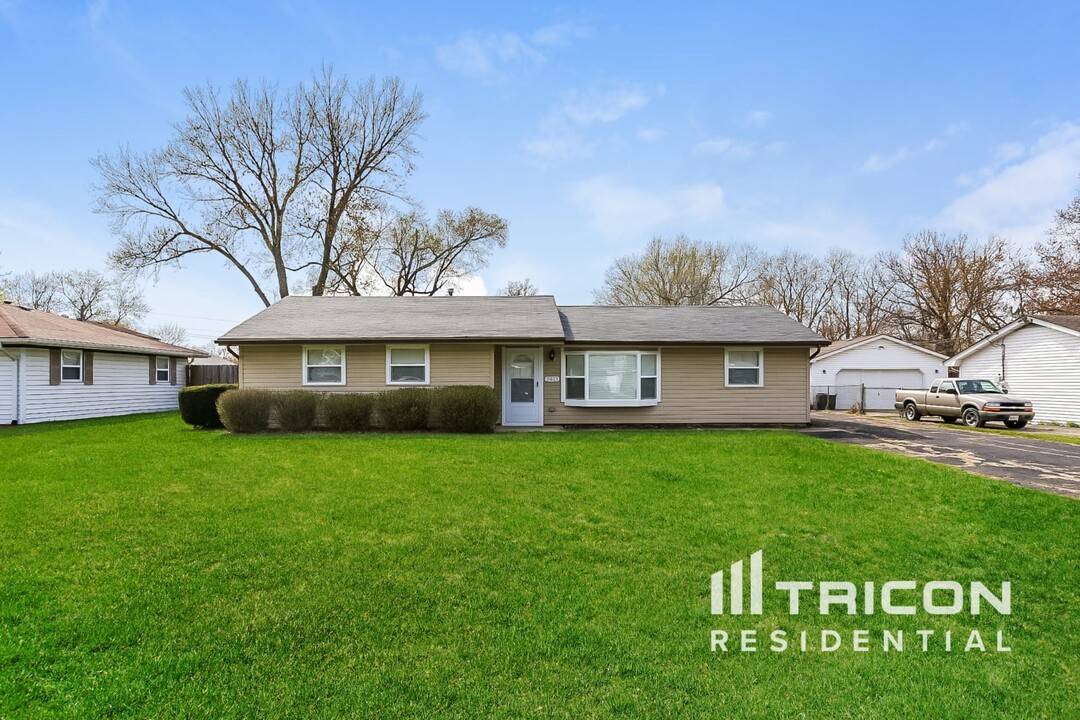 2413 Meridian Dr in Joliet, IL - Building Photo