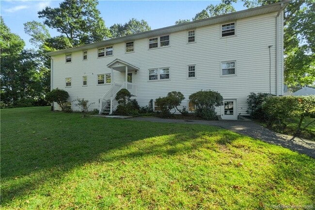 280 E Main St in Clinton, CT - Building Photo - Building Photo