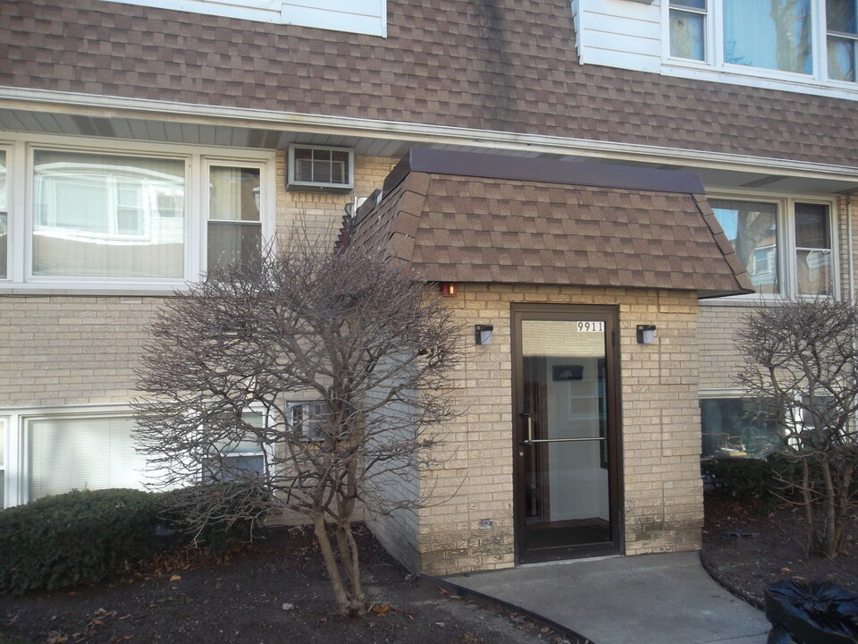 9907 W 58th St in Countryside, IL - Foto de edificio