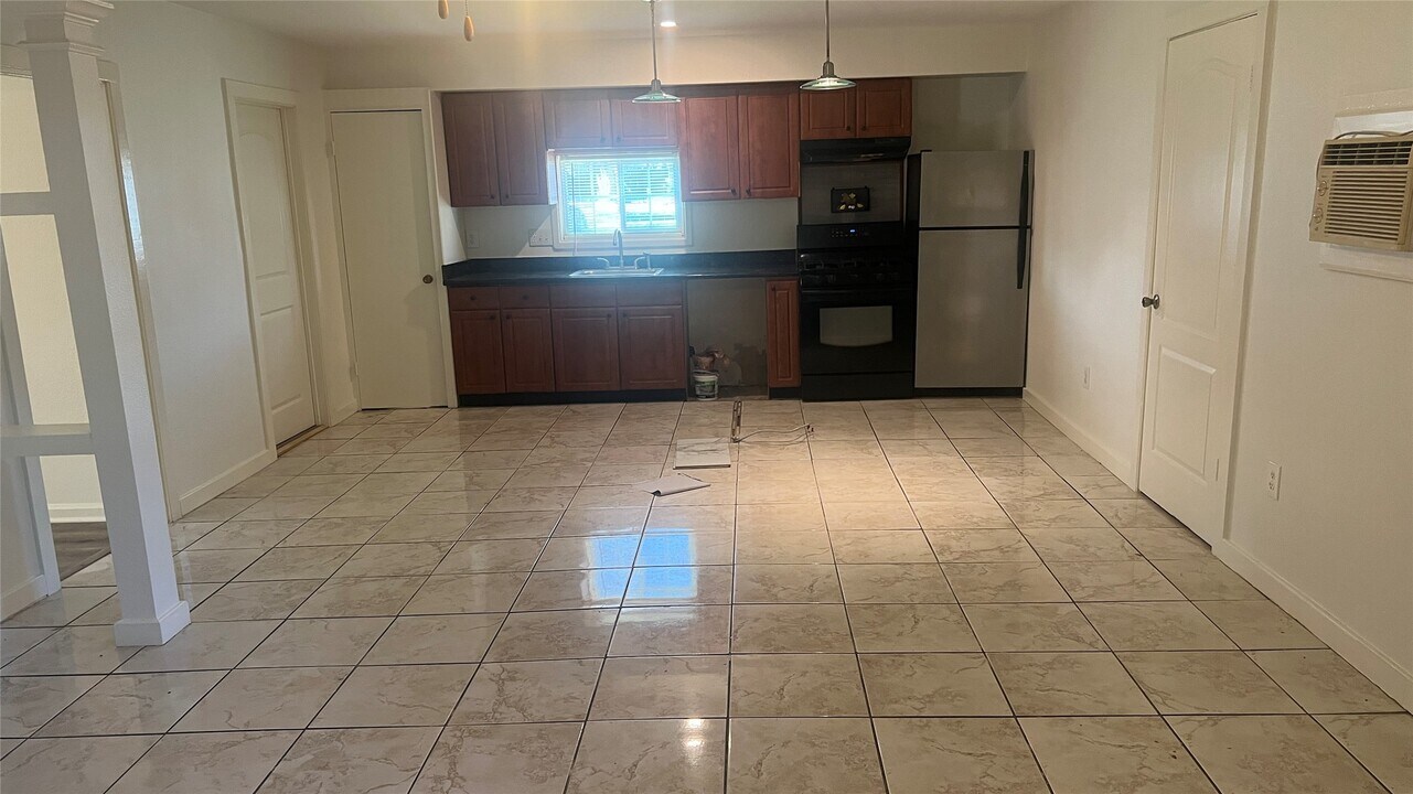 10025 Randolph St in Houston, TX - Building Photo