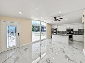 3675 Prudence Dr, Unit B in Sarasota, FL - Building Photo - Building Photo