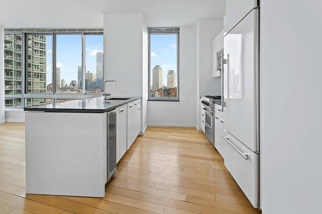 4540 Center Blvd in Queens, NY - Building Photo - Building Photo