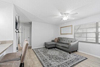 6263 Toyota Dr in Jacksonville, FL - Foto de edificio - Building Photo
