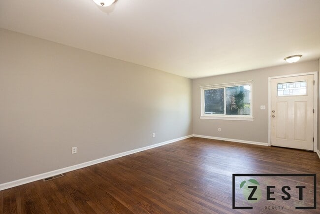 21681 Laurel St in Clinton Township, MI - Foto de edificio - Building Photo