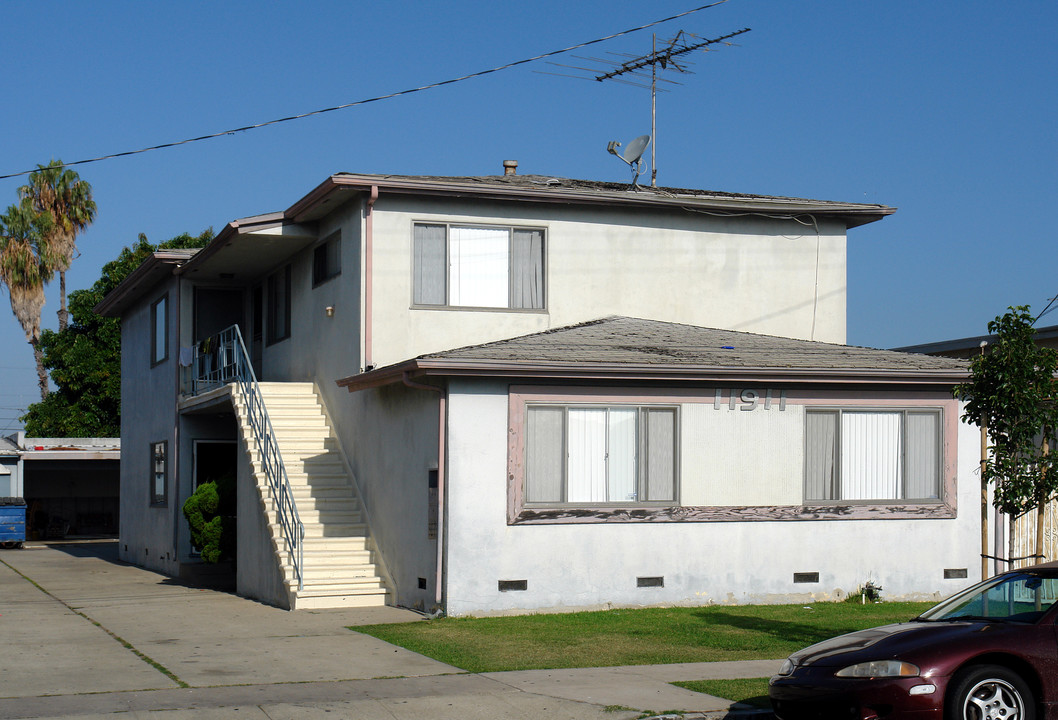 11911 Grevillea Ave in Hawthorne, CA - Building Photo