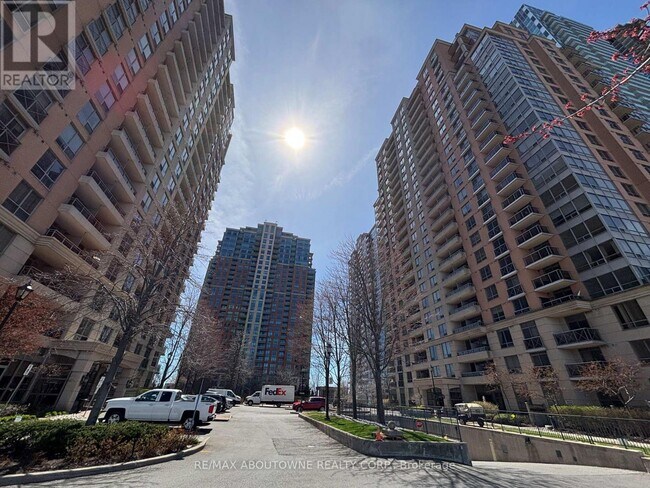 5233 Dundas St W in Toronto, ON - Building Photo - Building Photo