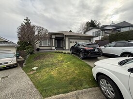 5354 Catalina Dr in Nanaimo, BC - Building Photo