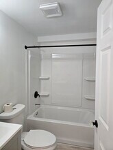 2200 White Cedar Blvd in Portsmouth, NH - Building Photo - Building Photo