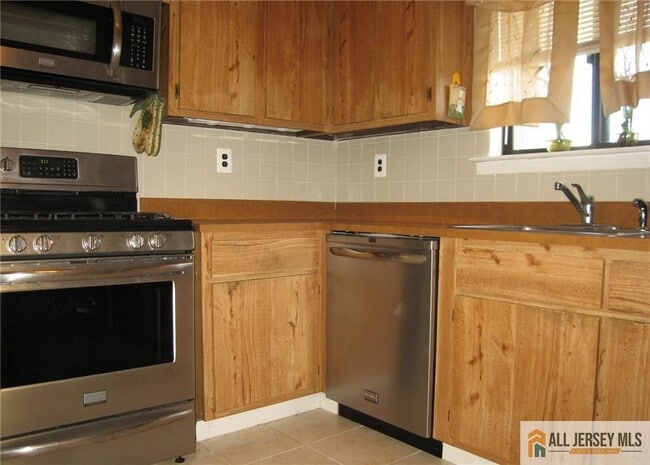 1102 N Oaks Blvd in North Brunswick, NJ - Building Photo - Building Photo