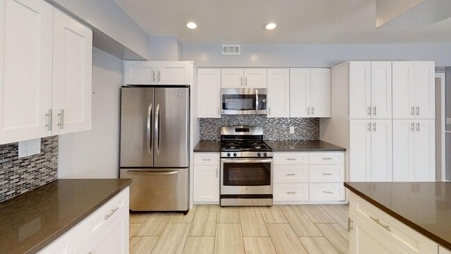 5640 Dorothy Way in San Diego, CA - Foto de edificio - Building Photo
