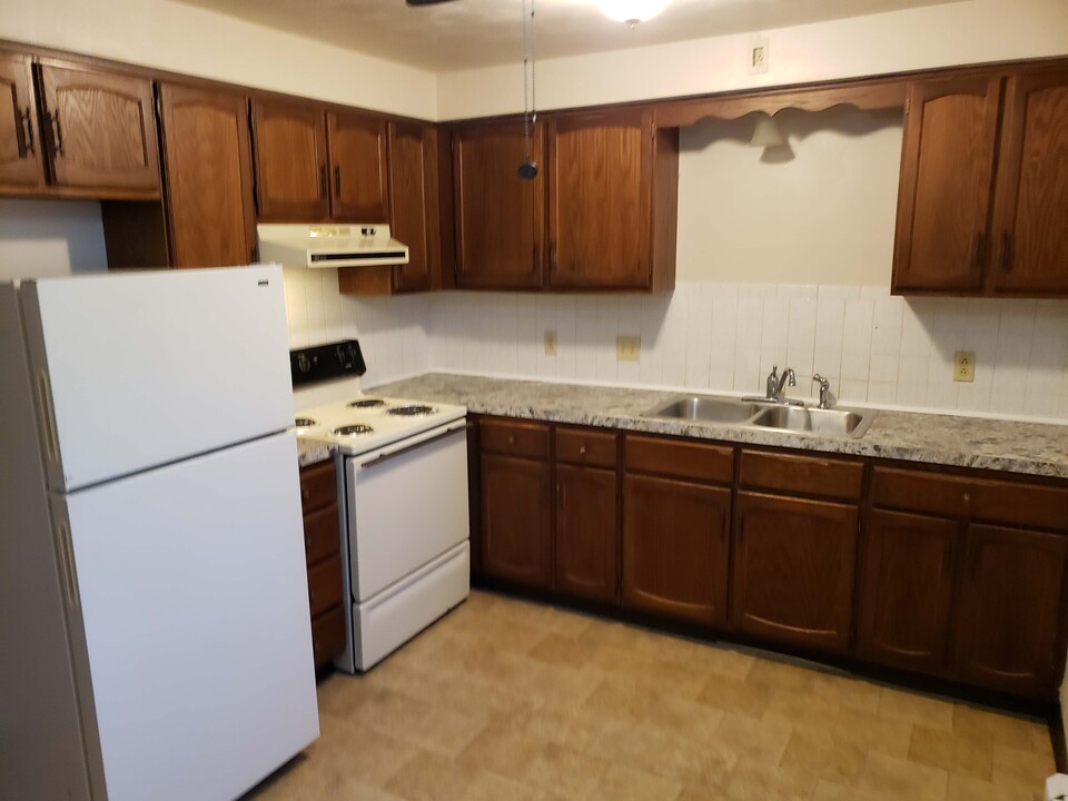 8 Sandy Dr in New Middletown, OH - Foto de edificio