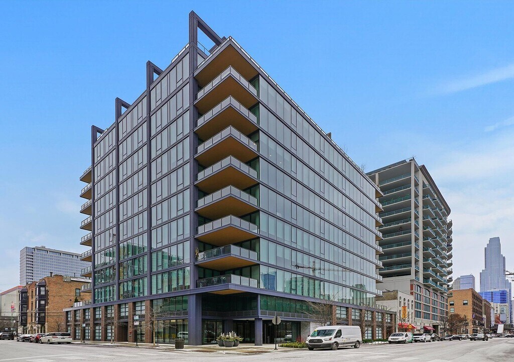 366 W Superior St in Chicago, IL - Building Photo