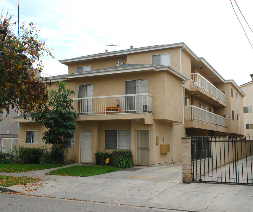 11254 Huston St in North Hollywood, CA - Foto de edificio