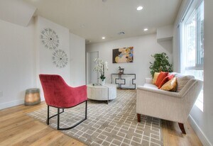 11726 Hamlin St in Los Angeles, CA - Building Photo