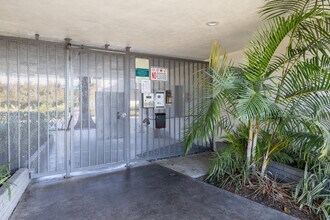 Crenshaw Manor in Inglewood, CA - Foto de edificio - Building Photo