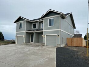 1440 Elm St in Junction City, OR - Building Photo - Building Photo