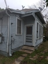 319 N Doak St, Unit C in Taylor, TX - Building Photo - Building Photo