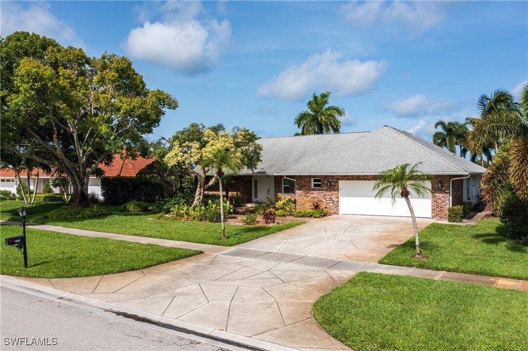 2500 Kings Lake Blvd in Naples, FL - Building Photo