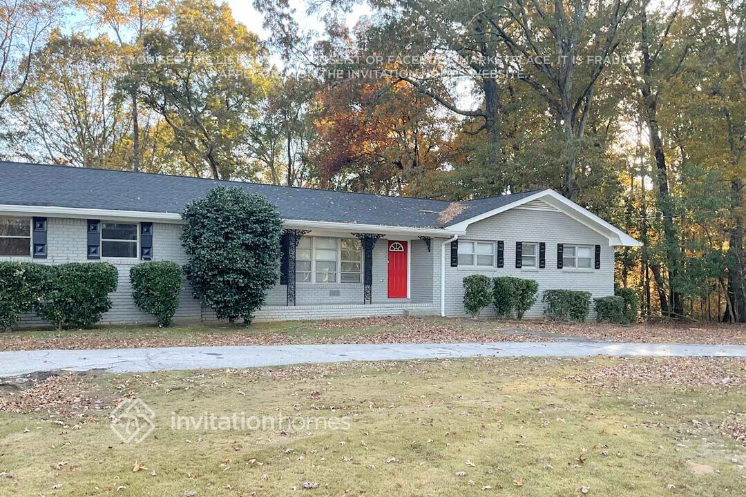 5561 George Rd in Lithonia, GA - Building Photo