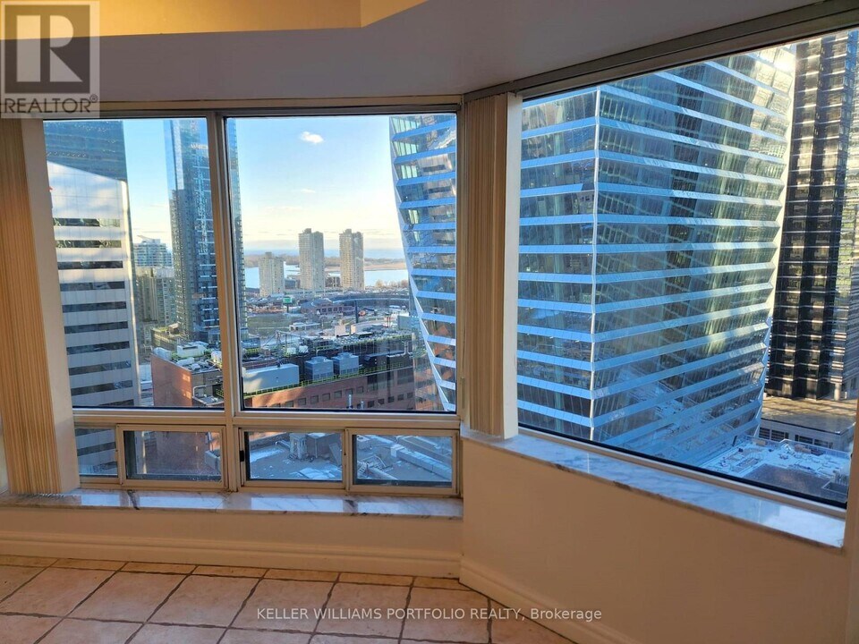 33-2433 University Ave in Toronto, ON - Building Photo