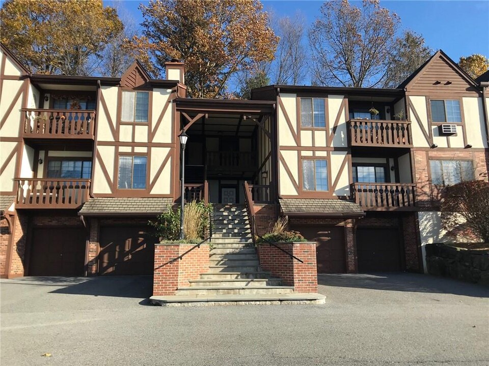 111 Foxwood Cir in Mt Kisco, NY - Building Photo