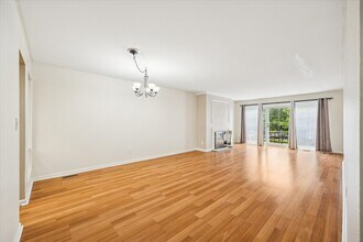 4243 W Bancroft St, Unit 204W in Ottawa Hills, OH - Building Photo - Building Photo