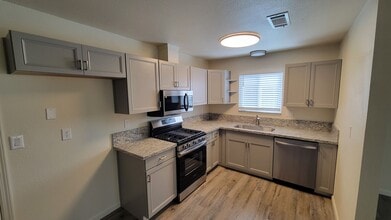 541 Arrowhead Ct in Modesto, CA - Building Photo - Building Photo