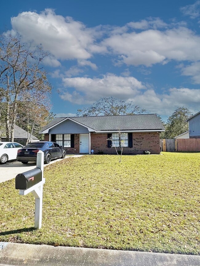 1526 Woodcrest Cir in Hinesville, GA - Building Photo - Building Photo