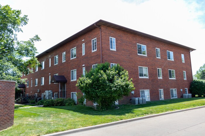 500 Grandview Ct in Iowa City, IA - Building Photo