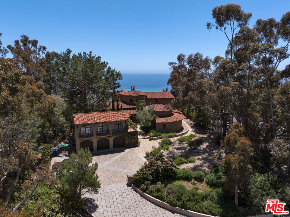 23806 Malibu Crest Dr in Malibu, CA - Building Photo