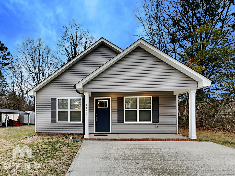 1109 Young St in Mooresville, NC - Foto de edificio