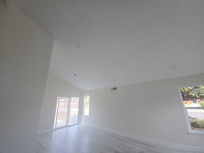 4526 Big Sur St in Oceanside, CA - Foto de edificio - Building Photo