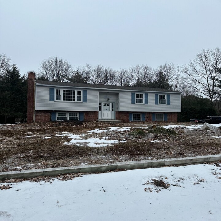 285 Pinewood Dr-Unit -2 in Hopkinton, NH - Foto de edificio