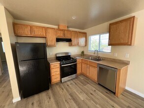 38457 10th Pl E, Unit 4 in Palmdale, CA - Foto de edificio - Building Photo
