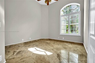 3740 Oak Ridge Cir in Weston, FL - Foto de edificio - Building Photo