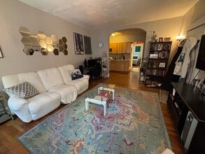 8 Grove St, Unit 1 in Boston, MA - Foto de edificio - Building Photo
