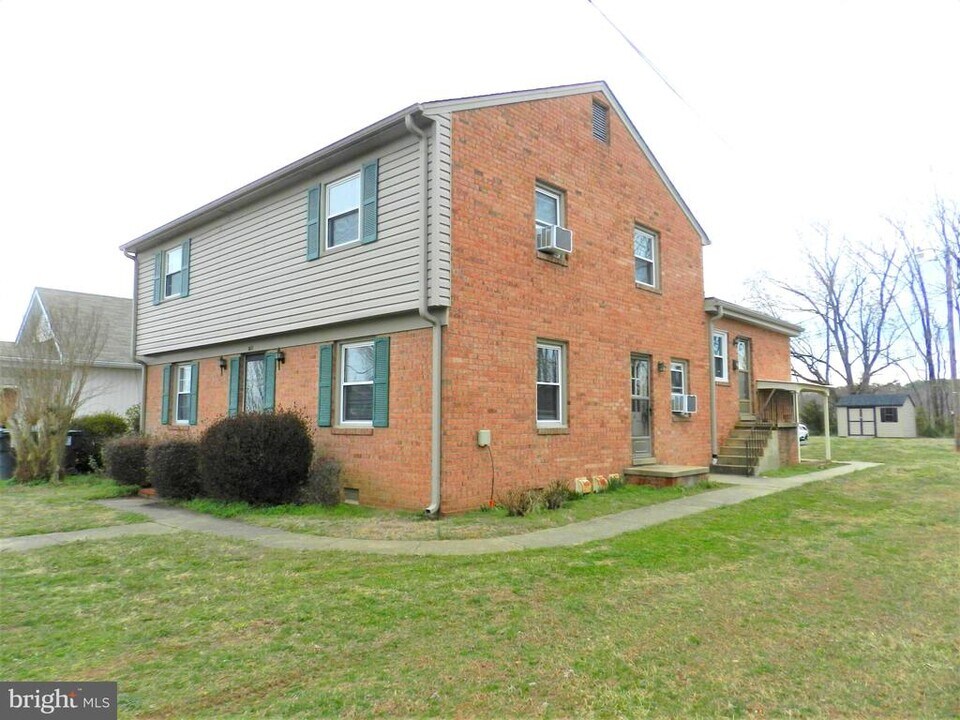 300 Claiborne Ave in Fredericksburg, VA - Building Photo